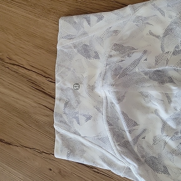 Lululemon cropped white snakeskin leggings - Picture 4 of 6